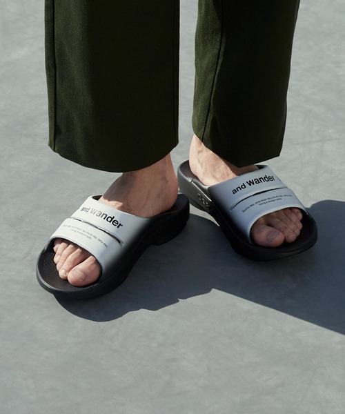and wander（アンドワンダー）の「and wander/アンドワンダー×OOFOS/ウーフォス OOahh recovery sandal グラフィックデザイン スライドサンダル 2026年 夏 夏服（サンダル・メンズ・ブラック・26/27/28）」の5枚目の写真