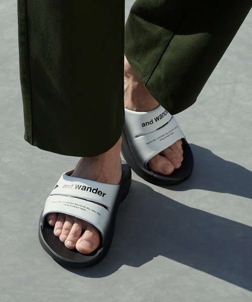and wander（アンドワンダー）の「and wander/アンドワンダー×OOFOS/ウーフォス OOahh recovery sandal グラフィックデザイン スライドサンダル 2026年 夏 夏服（サンダル・メンズ・ブラック・26/27/28）」の6枚目の写真