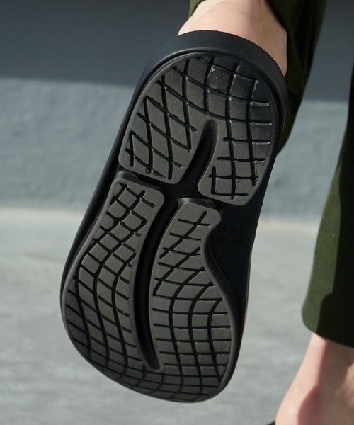 and wander（アンドワンダー）の「and wander/アンドワンダー×OOFOS/ウーフォス OOahh recovery sandal グラフィックデザイン スライドサンダル 2026年 夏 夏服（サンダル・メンズ・ブラック・26/27/28）」の12枚目の写真