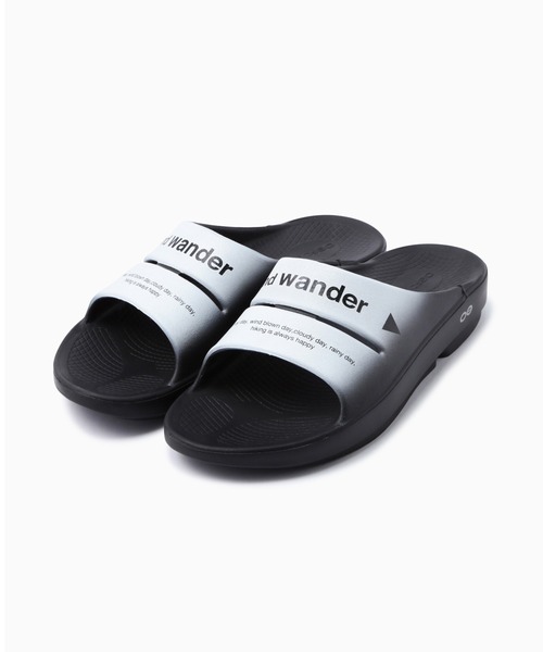 and wander（アンドワンダー）の「and wander/アンドワンダー×OOFOS/ウーフォス OOahh recovery sandal グラフィックデザイン スライドサンダル 2026年 夏 夏服（サンダル・メンズ・ブラック・26/27/28）」の3枚目の写真