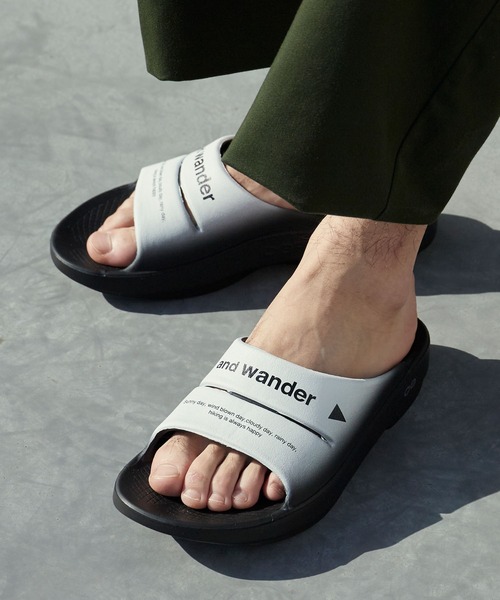 and wander（アンドワンダー）の「and wander/アンドワンダー×OOFOS/ウーフォス OOahh recovery sandal グラフィックデザイン スライドサンダル 2026年 夏 夏服（サンダル・メンズ・ブラック・26/27/28）」の7枚目の写真