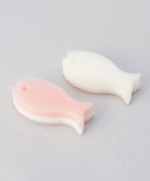 212 KITCHEN STORE（トゥワントゥキッチンストア）の「おさかなスポンジ さくら 2個入 ＜marna  マーナ＞（掃除グッズ）」