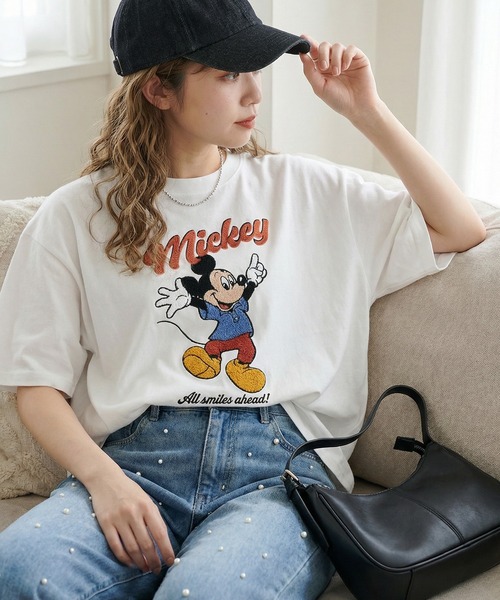 Disney(ディズニー)の「【71】別注【Disney/ディズニー】ミッキーマウス/ベイマックス/ルシファー/101匹わんちゃん アップリケ サガラ刺繍 クルーネックTシャツ/ユニセックス/レディース/メンズ【オリジナルデザイン/ミッキー/ベイマックス/ルシファー】(Tシャツ/カットソー・レディース・サックスブルー系1/ホワイト系4/グレー系1/ホワイト系1/ホワイト系2/グレー系2/グレー系3/グレー系4/グレイッシュベージュ/サックスブルー/アッシュグレー/チャコールグレー/ホワイト系3/オフホワイト・M/L/XL)」の4枚目の写真