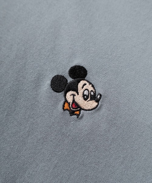 Disney(ディズニー)の「【71】別注【Disney/ディズニー】ミッキーマウス/ベイマックス/ルシファー/101匹わんちゃん アップリケ サガラ刺繍 クルーネックTシャツ/ユニセックス/レディース/メンズ【オリジナルデザイン/ミッキー/ベイマックス/ルシファー】(Tシャツ/カットソー・レディース・サックスブルー系1/ホワイト系4/グレー系1/ホワイト系1/ホワイト系2/グレー系2/グレー系3/グレー系4/グレイッシュベージュ/サックスブルー/アッシュグレー/チャコールグレー/ホワイト系3/オフホワイト・M/L/XL)」の22枚目の写真