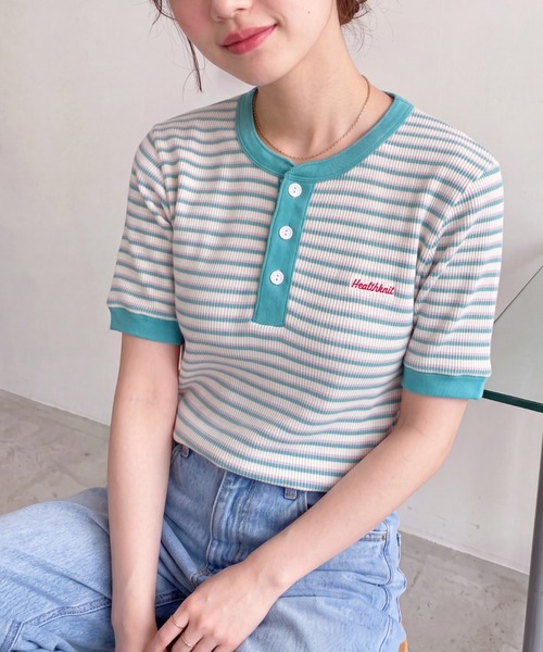 Healthknit（ヘルスニット）の「SALE 一枚でサマになる！【Healthknit】ヘルスニット 26SS 細ボーダーワッフルT  ヘンリーネック/ボーダーTシャツ/ワンポイントロゴ 別注 セール（Tシャツ/カットソー・レディース・アイボリー/ブラウン/ライム・FREE）」の2枚目の写真