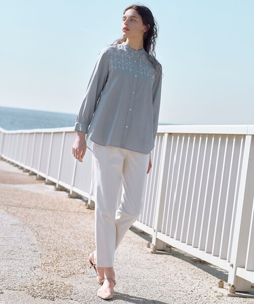 J.PRESS(ジェイプレス)の「麻シェルドライ テーパード パンツ(その他パンツ・レディース・ダークブラウン系/ネイビー系/黄土色系/アイボリー系・11/9/7/13)」の5枚目の写真