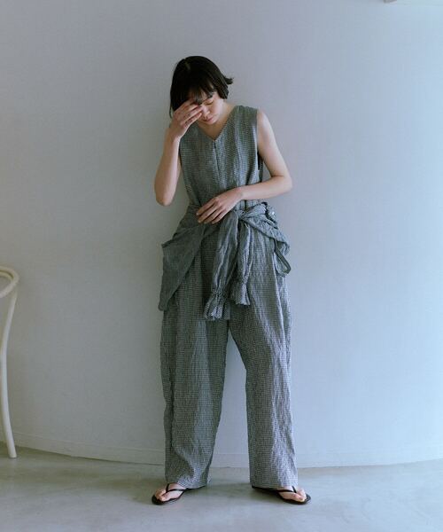 conges payes ADIEU TRISTESSE（コンジェ ペイエ アデュートリステス）の「【6月ベストセラーブランド内1位】【6月お気に入り登録ブランド内4位】Kanocoさんコラボ　オールインワン（サロペット/オーバーオール・レディース・チェック/チャコールグレー・M/L）」の13枚目の写真