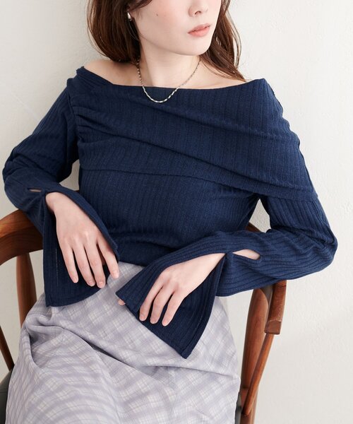 natural couture（ナチュラルクチュール）の「ギャザーオフショルフレア袖ロンT（ニット/セーター・レディース・チャコールグレー/ネイビー/ブラック/アイボリー・FREE）」の4枚目の写真