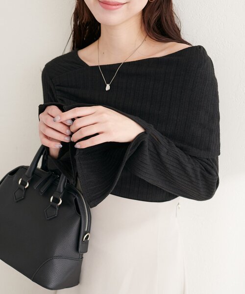 natural couture（ナチュラルクチュール）の「ギャザーオフショルフレア袖ロンT（ニット/セーター・レディース・チャコールグレー/ネイビー/ブラック/アイボリー・FREE）」の2枚目の写真