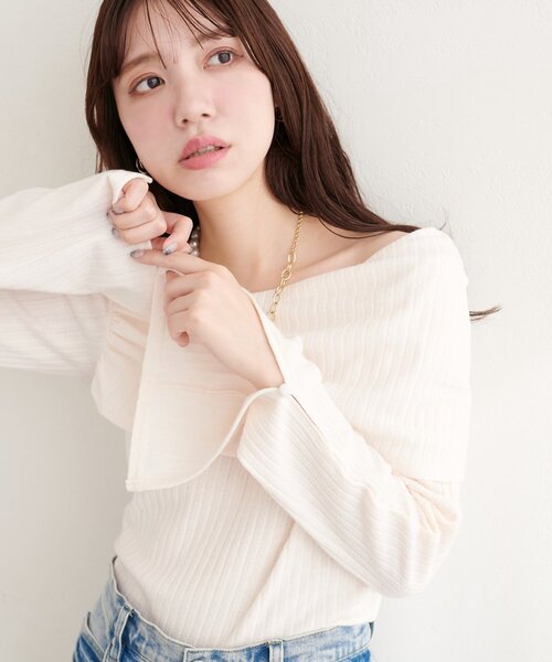 natural couture（ナチュラルクチュール）の「ギャザーオフショルフレア袖ロンT（ニット/セーター・レディース・チャコールグレー/ネイビー/ブラック/アイボリー・FREE）」の5枚目の写真