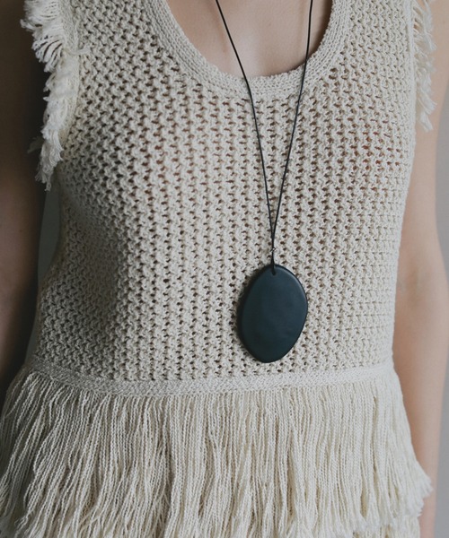 anuke（アンヌーク）の「Acrylic Stone Necklace（ネックレス・レディース・ホワイト/ブラック・FREE）」の2枚目の写真