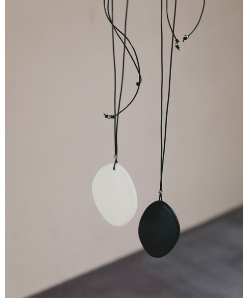 anuke（アンヌーク）の「Acrylic Stone Necklace（ネックレス・レディース・ホワイト/ブラック・FREE）」の7枚目の写真