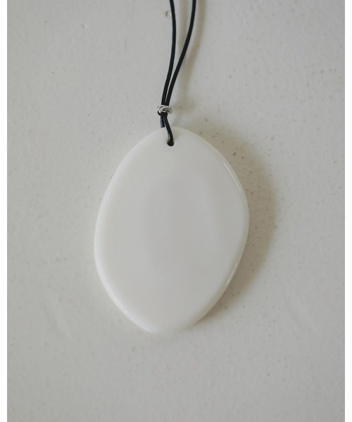 anuke（アンヌーク）の「Acrylic Stone Necklace（ネックレス・レディース・ホワイト/ブラック・FREE）」の6枚目の写真