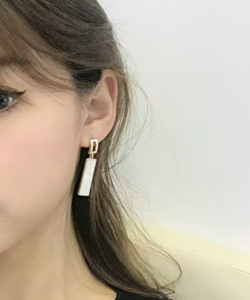 Ritomo De Ricco(リトモ・デ・リコ)の「シェルプレート・バーイヤリング(イヤリング・レディース・ゴールド・FREE)」の3枚目の写真