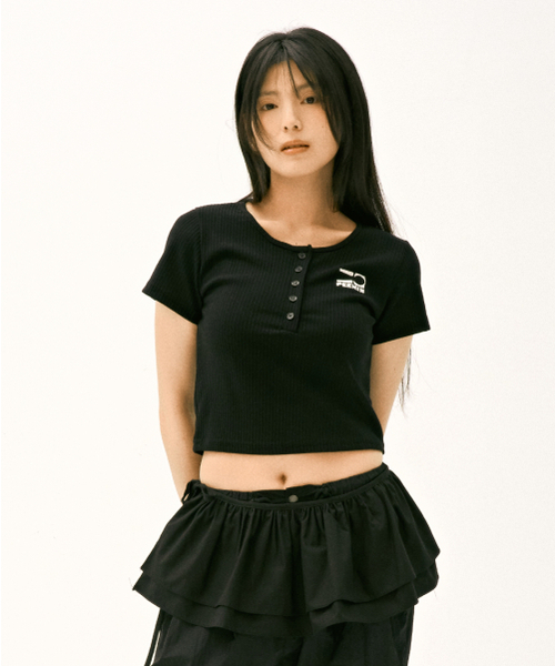 And Again(アンドアゲイン)の「スモールロゴボタンポイントラウンドトップ (ブラック)(Tシャツ/カットソー・レディース・その他・FREE)」の1枚目の写真