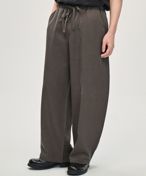 PRAIRIE(KR)（プレーリー）の「リネン BARRELFIT ワイドスラックス (CHARCOAL BROWN)（スラックス・メンズ・チャコールグレー・SMALL/MEDIUM/LARGE）」の2枚目の写真