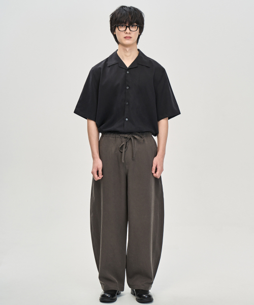 PRAIRIE(KR)（プレーリー）の「リネン BARRELFIT ワイドスラックス (CHARCOAL BROWN)（スラックス・メンズ・チャコールグレー・SMALL/MEDIUM/LARGE）」の4枚目の写真