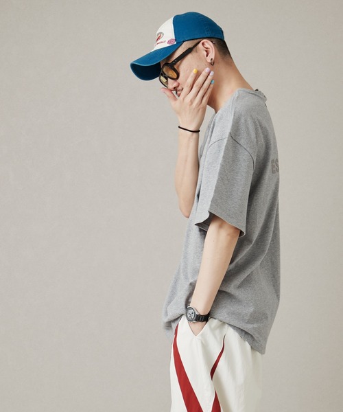 MONO KOTO DEPT.(モノコトデプト)の「SSY-ESSENTIALS 裏ロゴ半袖Tシャツ(Tシャツ/カットソー・メンズ・グレー/カーキ/グレイッシュベージュ・L/XL/S/M)」の5枚目の写真