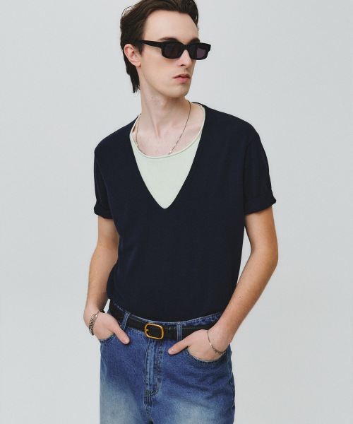 Deep V‑neck layered half‑knit (нейтив‑строгий топ) — V‑образный вырез