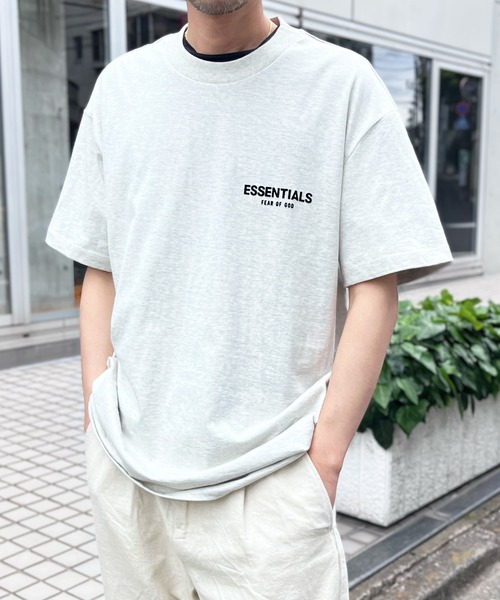 FOG ESSENTIALS(エフオージーエッセンシャルズ)の「【FOG ESSENTIALS】エッセンシャルズ FRONT BACK LOGO PRINT BOXY TEE SS ロゴ Tシャツ(Tシャツ/カットソー・メンズ・オートミール/ブラック/グレイッシュベージュ・XL/L/M/S)」の2枚目の写真