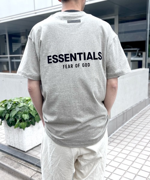 FOG ESSENTIALS(エフオージーエッセンシャルズ)の「【FOG ESSENTIALS】エッセンシャルズ FRONT BACK LOGO PRINT BOXY TEE SS ロゴ Tシャツ(Tシャツ/カットソー・メンズ・オートミール/ブラック/グレイッシュベージュ・XL/L/M/S)」の3枚目の写真