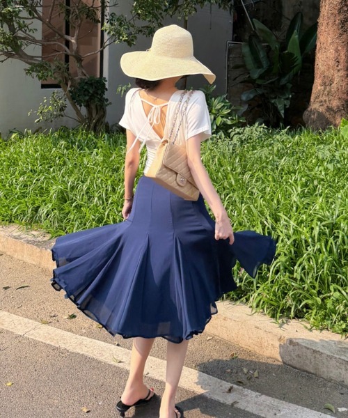 AMAJI(アマジ)の「Vネック バックオープン ギャザー クロップド半袖Tシャツ(Tシャツ/カットソー・レディース・ホワイト・SMALL/MEDIUM/LARGE/X-LARGE)」の4枚目の写真