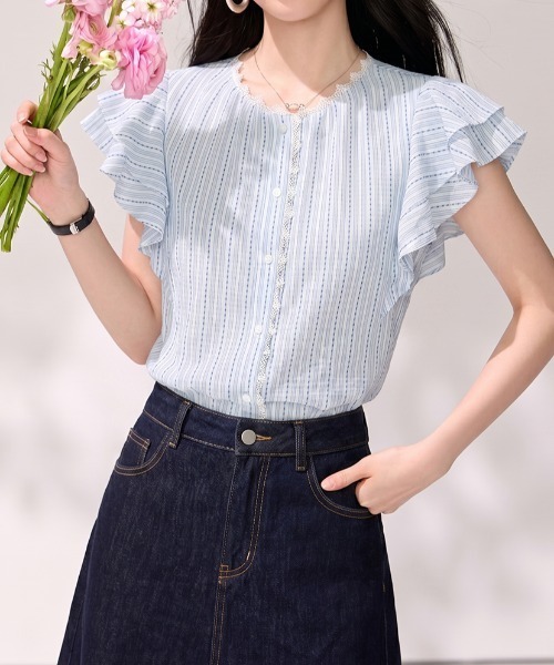 LUCPY(ラクピー)の「フリルスリーブストライプブラウス(シャツ/ブラウス・レディース・ブルー・LARGE/MEDIUM/SMALL/X-LARGE)」の2枚目の写真