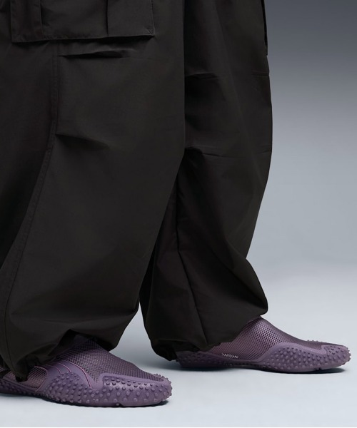 PUMA(プーマ)の「PUMA MOSTRO FLEX MESH(プーマ モストロ フレックス メッシュ)(スニーカー・メンズ・ブラック系/パープル系・28cm/27.5cm/28.5cm/25.5cm/26cm/29cm/26.5cm/27cm)」の1枚目の写真