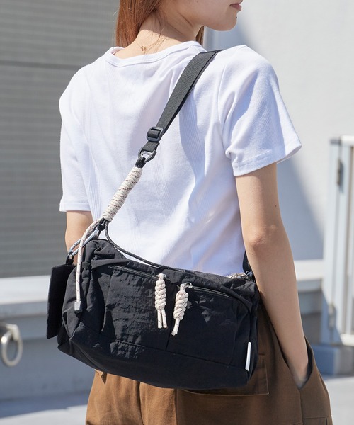 CONTROL FREAK / CTFK(コントロールフリーク)の「CONTROL FREAK / CTFK/コントロールフリーク/シーティーエフケー 撥水ナイロンポケットワイドショルダー ミニポーチ付き 500mlペットボトル収納可能 横長 スクエア 配色デザイン 切り替え カジュアル レディース 秋 秋服 2026年秋冬(ショルダーバッグ・レディース・ブラック/ベージュ/レッド/グリーン・FREE)」の2枚目の写真