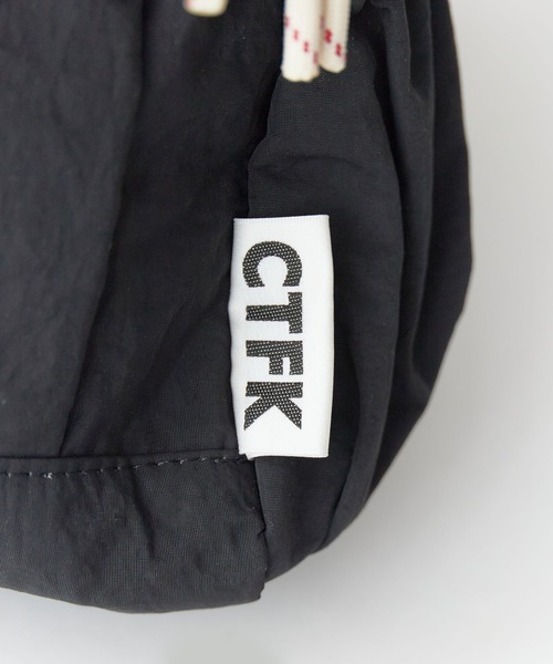 CONTROL FREAK / CTFK(コントロールフリーク)の「CONTROL FREAK / CTFK/コントロールフリーク/シーティーエフケー 撥水ナイロンポケットワイドショルダー ミニポーチ付き 500mlペットボトル収納可能 横長 スクエア 配色デザイン 切り替え カジュアル レディース 秋 秋服 2026年秋冬(ショルダーバッグ・レディース・ブラック/ベージュ/レッド/グリーン・FREE)」の20枚目の写真