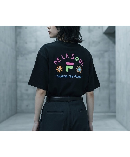 FILA(フィラ)の「DE LA SOUL×FILA GRAPHIC TEE / デラソウル×フィラ グラフィックティーシャツ(Tシャツ/カットソー・レディース・ブラック/ホワイト・M/S/XL/L)」の1枚目の写真
