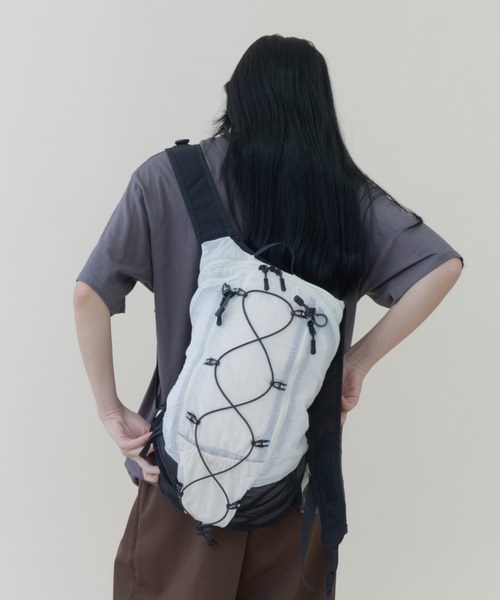 DFFUR.(ディフル)の「リップストップコードバックパック【撥水/背中メッシュ/セキュリティポケット/ユニセックス】(バックパック/リュック・レディース・ブラック/アイボリー・FREE)」の14枚目の写真
