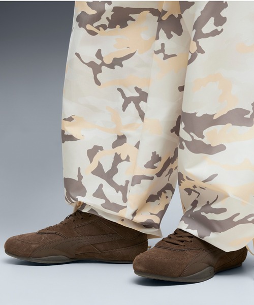 PUMA(プーマ)の「PUMA プーマ ウィメンズ ベラ ミナ スウェード スニーカー(スニーカー・レディース・シルバー系その他/ブラック×レッド・25.0cm/22.5cm/24.0cm/25.5cm/23.5cm/26.0cm/23.0cm/24.5cm/22.0cm)」の2枚目の写真