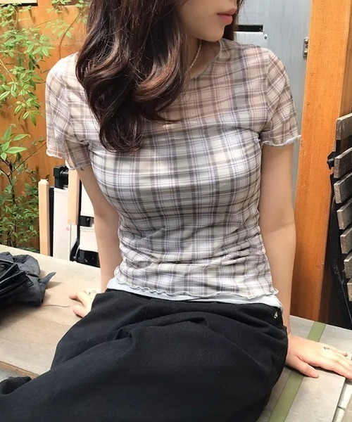 VIBGYOR(ヴィブジョー)の「【TUNE】半袖チェック柄カットソー(Tシャツ/カットソー・レディース・ベージュ/グレー・FREE)」の2枚目の写真
