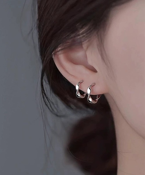 almo(アルモ)の「シルバーツイストリングピアス/両耳用/ユニセックス(ANM)(ピアス(両耳用)・レディース・シルバー・FREE)」の1枚目の写真