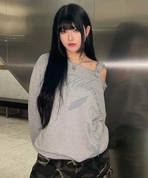 FANCY CLUB(ファンシークラブ)の「◇FANCYCLUB◇ブランド直輸入正規品/ワンショルダー バックル スウェットシャツ ONE-SHOULDER BUCKLE SWEATSHIRT(スウェット・レディース・ブラック/グレー・FREE)」の1枚目の写真