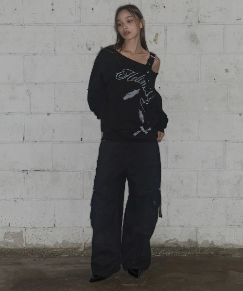 FANCY CLUB(ファンシークラブ)の「◇FANCYCLUB◇ブランド直輸入正規品/ワンショルダー バックル スウェットシャツ ONE-SHOULDER BUCKLE SWEATSHIRT(スウェット・レディース・ブラック/グレー・FREE)」の6枚目の写真