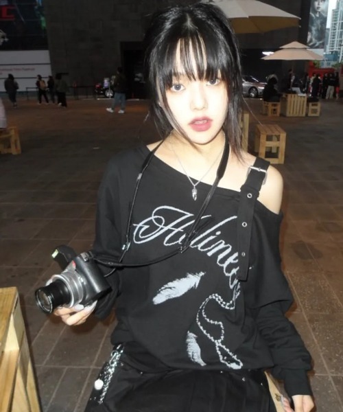 FANCY CLUB(ファンシークラブ)の「◇FANCYCLUB◇ブランド直輸入正規品/ワンショルダー バックル スウェットシャツ ONE-SHOULDER BUCKLE SWEATSHIRT(スウェット・レディース・ブラック/グレー・FREE)」の13枚目の写真