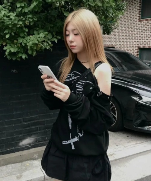 FANCY CLUB(ファンシークラブ)の「◇FANCYCLUB◇ブランド直輸入正規品/ワンショルダー バックル スウェットシャツ ONE-SHOULDER BUCKLE SWEATSHIRT(スウェット・レディース・ブラック/グレー・FREE)」の14枚目の写真