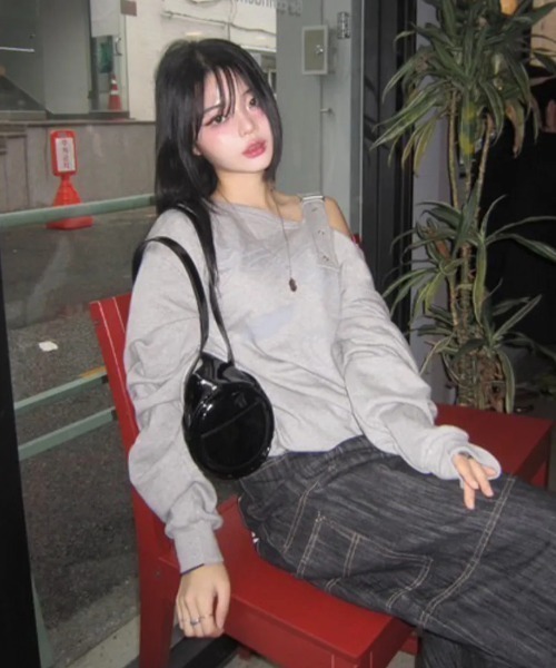 FANCY CLUB(ファンシークラブ)の「◇FANCYCLUB◇ブランド直輸入正規品/ワンショルダー バックル スウェットシャツ ONE-SHOULDER BUCKLE SWEATSHIRT(スウェット・レディース・ブラック/グレー・FREE)」の19枚目の写真