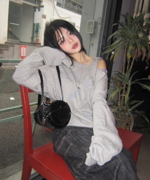 FANCY CLUB(ファンシークラブ)の「◇FANCYCLUB◇ブランド直輸入正規品/ワンショルダー バックル スウェットシャツ ONE-SHOULDER BUCKLE SWEATSHIRT(スウェット・レディース・ブラック/グレー・FREE)」の20枚目の写真