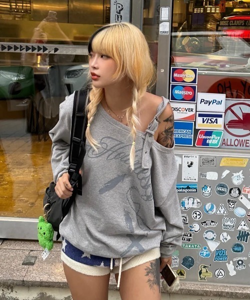 FANCY CLUB(ファンシークラブ)の「◇FANCYCLUB◇ブランド直輸入正規品/ワンショルダー バックル スウェットシャツ ONE-SHOULDER BUCKLE SWEATSHIRT(スウェット・レディース・ブラック/グレー・FREE)」の18枚目の写真