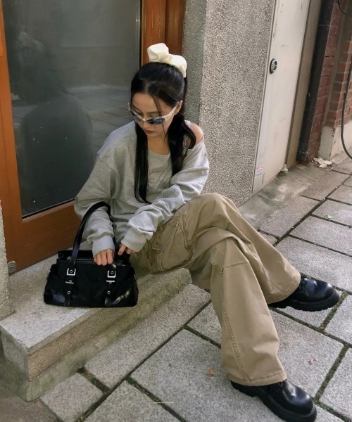 FANCY CLUB(ファンシークラブ)の「◇FANCYCLUB◇ブランド直輸入正規品/ワンショルダー バックル スウェットシャツ ONE-SHOULDER BUCKLE SWEATSHIRT(スウェット・レディース・ブラック/グレー・FREE)」の21枚目の写真
