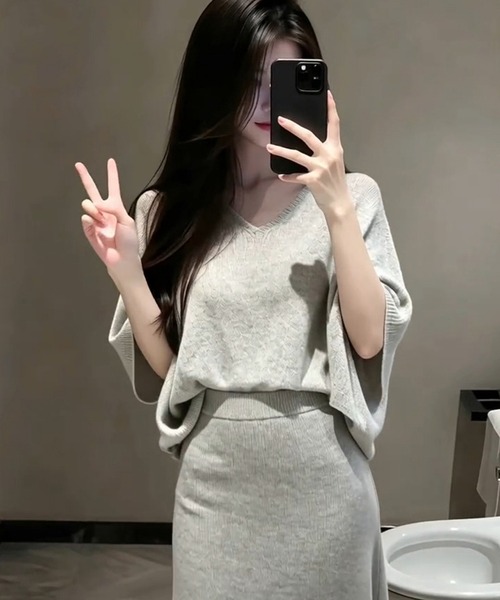 I.O.E（アイオイ）の「[韓国トレンド] Vネックドルマンニットセットアップ（Tシャツ/カットソー・レディース・グレー・FREE）」の4枚目の写真