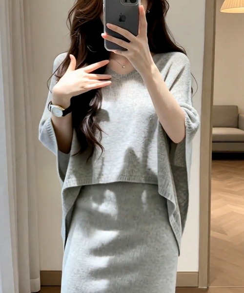 I.O.E（アイオイ）の「[韓国トレンド] Vネックドルマンニットセットアップ（Tシャツ/カットソー・レディース・グレー・FREE）」の6枚目の写真
