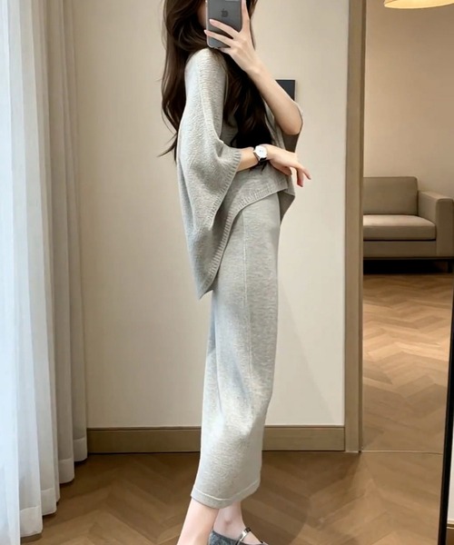 I.O.E（アイオイ）の「[韓国トレンド] Vネックドルマンニットセットアップ（Tシャツ/カットソー・レディース・グレー・FREE）」の7枚目の写真