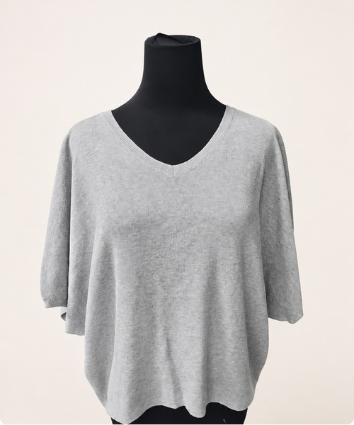 I.O.E（アイオイ）の「[韓国トレンド] Vネックドルマンニットセットアップ（Tシャツ/カットソー・レディース・グレー・FREE）」の11枚目の写真
