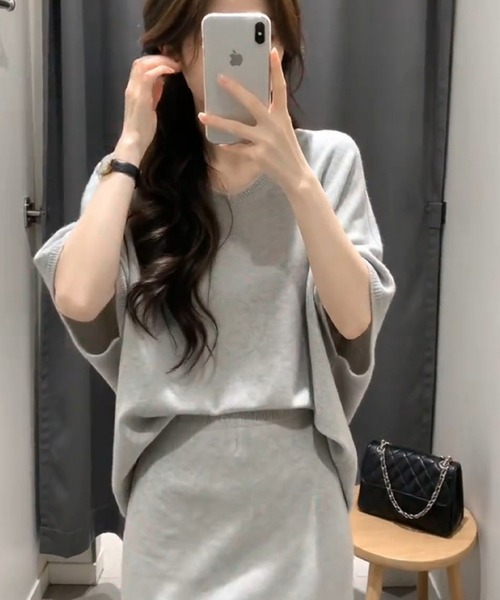 I.O.E（アイオイ）の「[韓国トレンド] Vネックドルマンニットセットアップ（Tシャツ/カットソー・レディース・グレー・FREE）」の13枚目の写真
