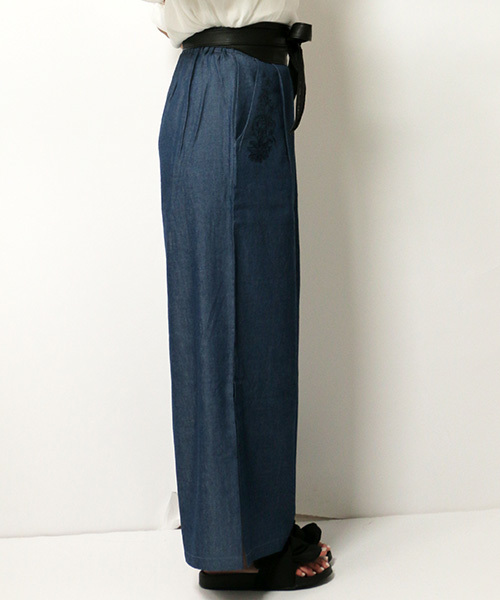 VENCEEXCHANGE（ヴァンスエクスチェンジ）の「サッシュ付刺繍使いデニムワイドパンツ（デニムパンツ・レディース・ネイビー/ブルー・MEDIUM）」の3枚目の写真