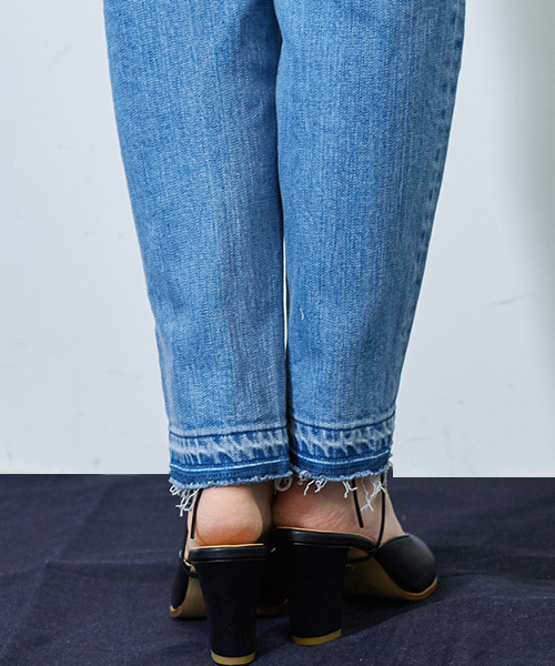 STUDIOUS（ステュディオス）の「ハイライズテーパードデニム（デニムパンツ・レディース・ネイビー/サックスブルー・1/2/0）」の6枚目の写真